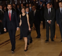 Sus Majestades los Reyes a su llegada al Auditorio Palacio de Congresos "Príncipe Felipe", para asistir al concierto con ocasión de los Prem